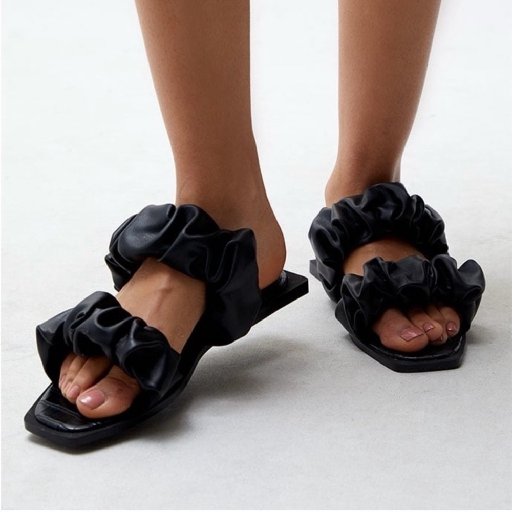 Circus by Sam Edelman Black Ruffle Sandals Size 11